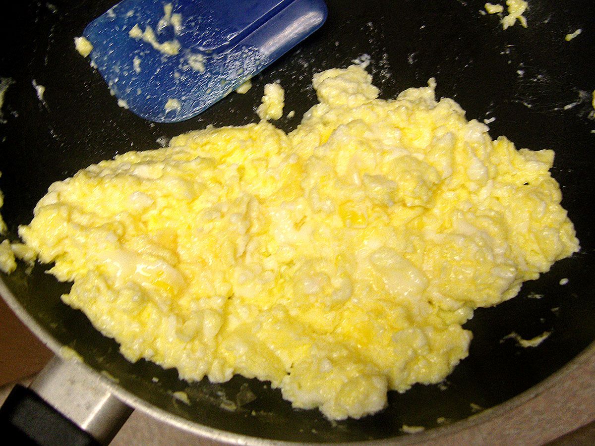 Know how to make scrambled eggs because they are good to eat anytime!