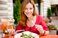 Develop healthy eating habits while dining out to reinforce your diet and weight