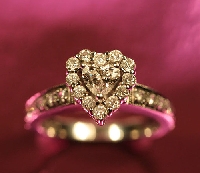 Know when to give heart-shaped jewelry and win the love of someone special