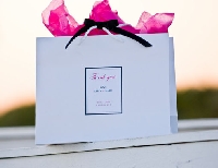 Here's what to put in wedding guest welcome bags to delight your guests