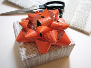 top 10 unusual Christmas gift wrap ideas bow made from magazines