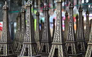 Eiffel tower statues