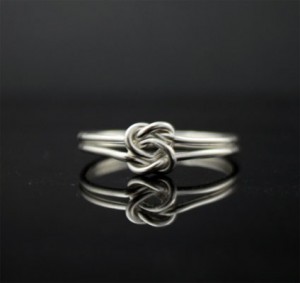 He loves me knot