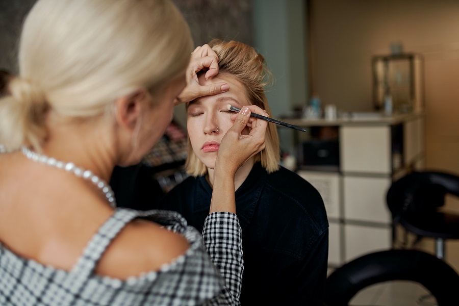 Eye makeup application
